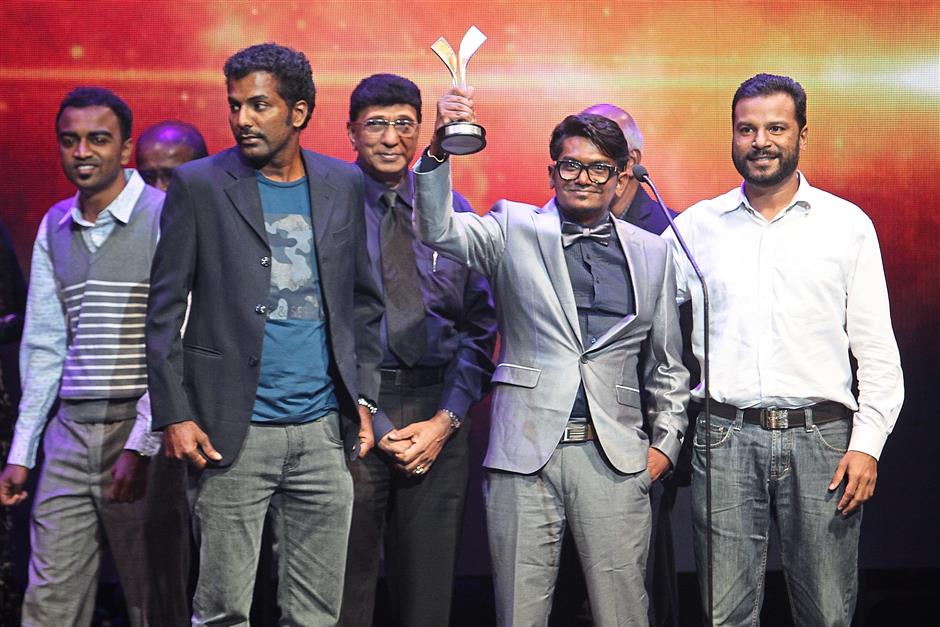 Jagat director Shanjhey and producer Sivanantham (second and first from right) at the 28th Malaysia Film Festival where they received the award for Best Malaysian Film. Filepic